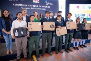 Entrega Gina Sánchez computadoras a ganadores de la Convocatoria Talento DIFerente CONALEP