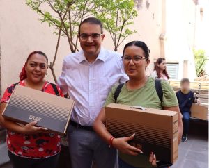 MEMO VEGA GESTIONA COMPUTADORAS EN BENEFICIO DE FAMILIAS DE SAN JUAN DEL RÍO