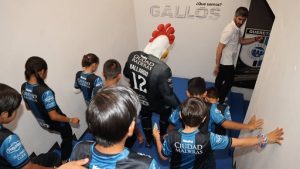 Conviven NNA de los Centros de Asistencia Social con Gallos Blancos